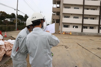 図面を見ながら現場見学